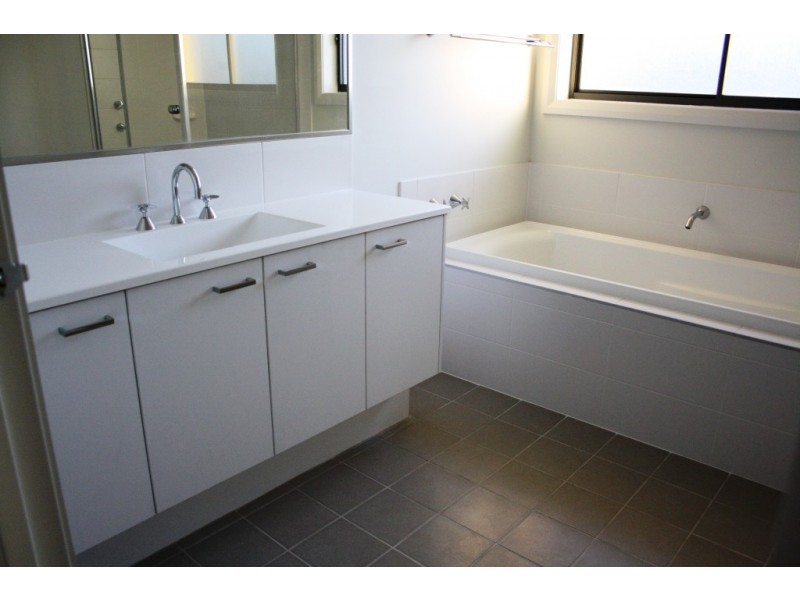 2 Brothers Lane, Glenfield NSW 2167