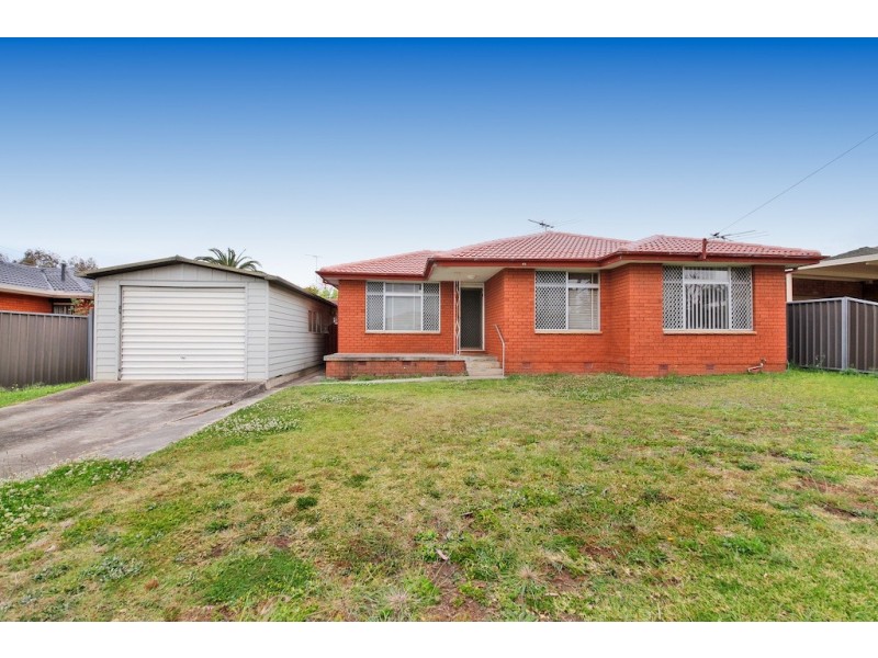 41 First Avenue, Macquarie Fields NSW 2564