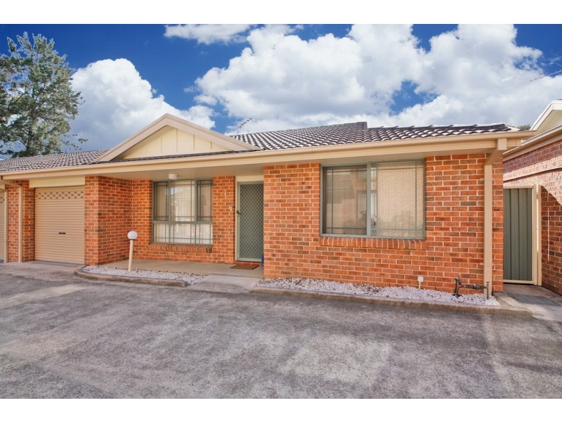 2/61 Parliament Road, Macquarie Fields NSW 2564
