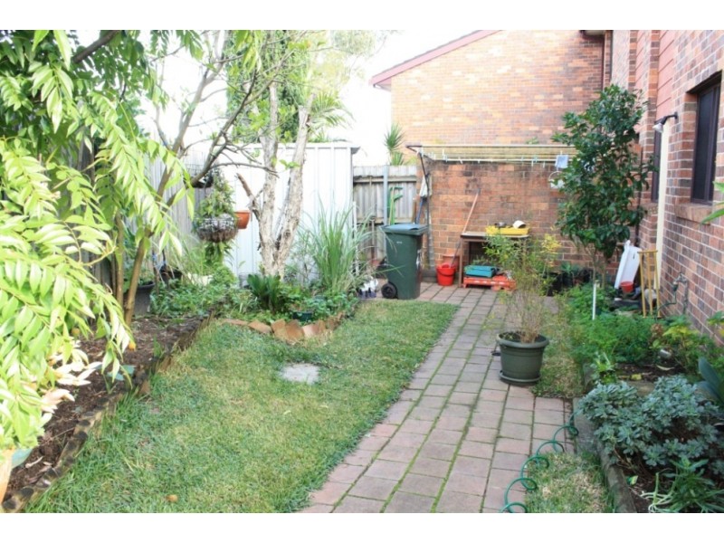 4/6 Jacquinot Place, Glenfield NSW 2167