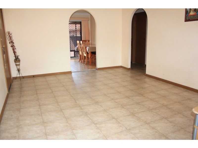 2/2 Bensley Road, Macquarie Fields NSW 2564