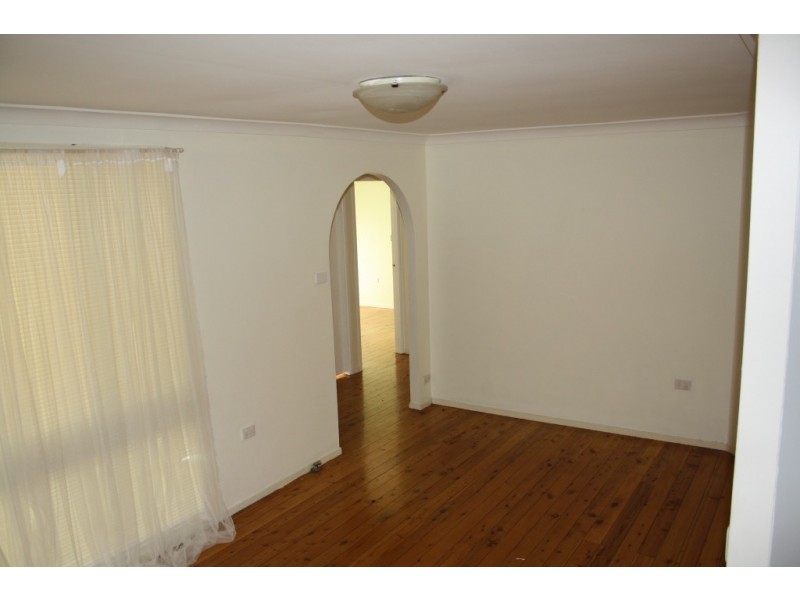 9 Adrian St, Macquarie Fields NSW 2564