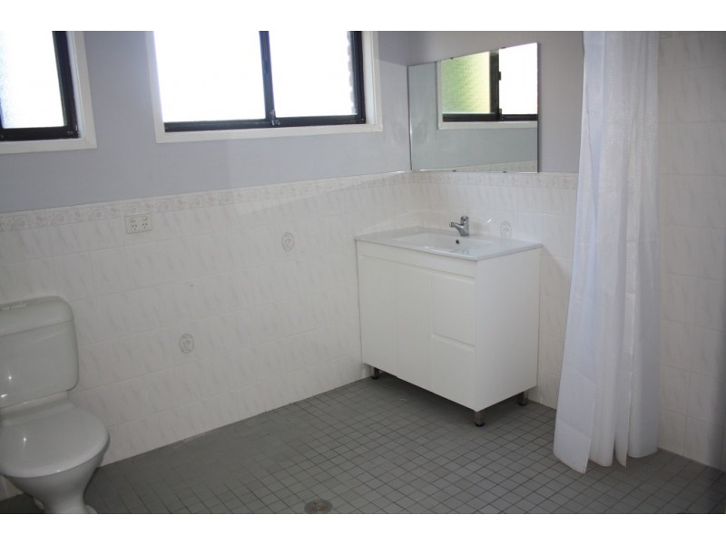 9 Adrian St, Macquarie Fields NSW 2564