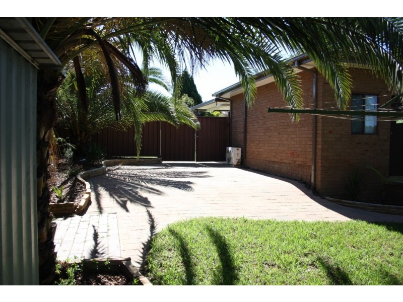 9 Adrian St, Macquarie Fields NSW 2564
