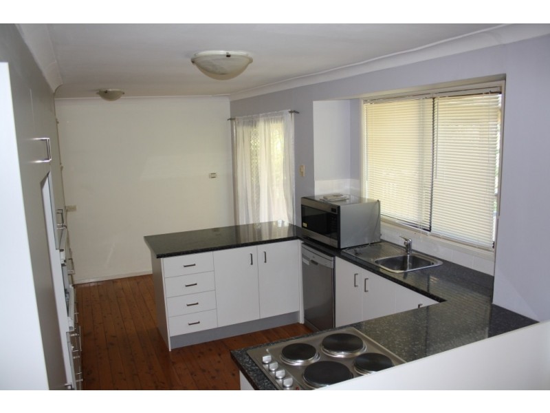 9 Adrian St, Macquarie Fields NSW 2564