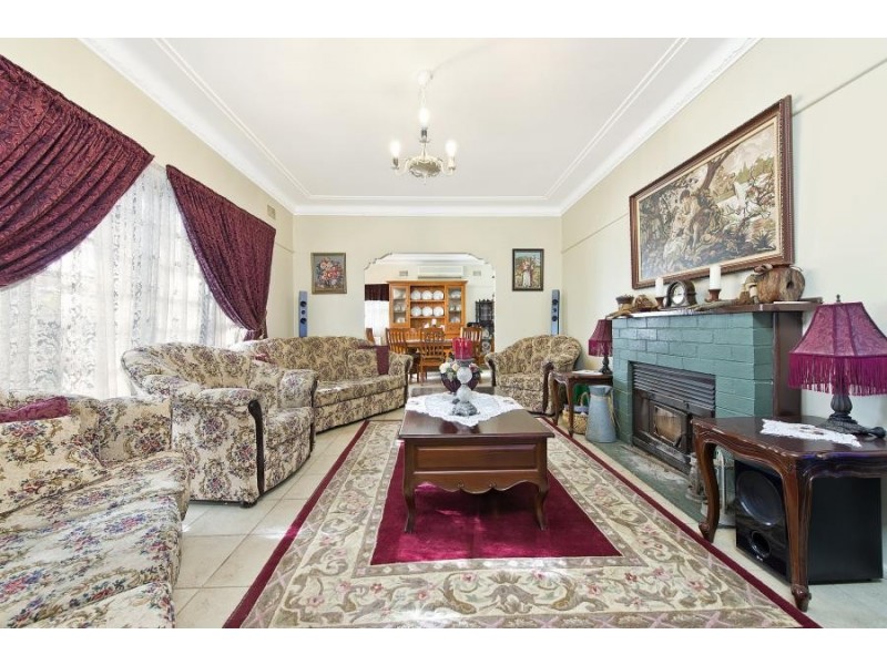 44 WARATAH CRESCENT, Macquarie Fields NSW 2564