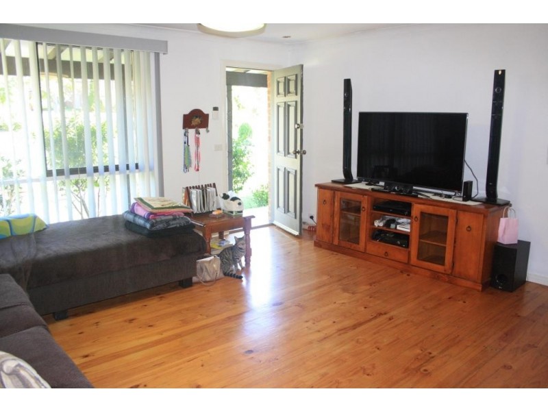 15 Balimo Pl, Glenfield NSW 2167