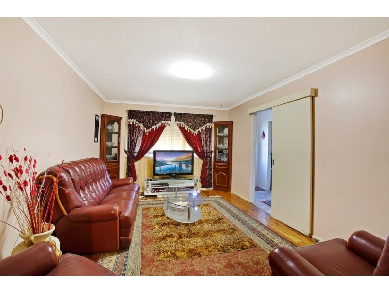 9 HOVEA PLACE, Macquarie Fields NSW 2564