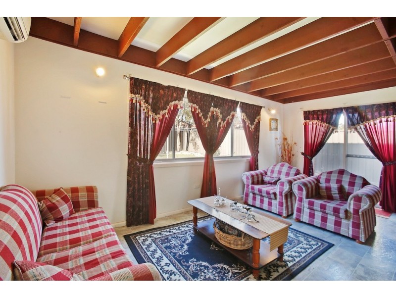 9 HOVEA PLACE, Macquarie Fields NSW 2564