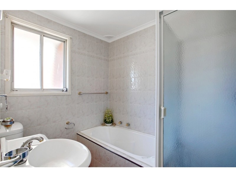 9 HOVEA PLACE, Macquarie Fields NSW 2564