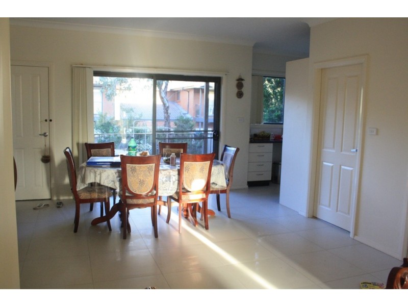 2/2 Myee Rd, Macquarie Fields NSW 2564