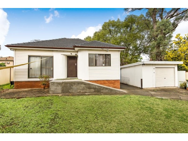 42 Waratah Cr, Macquarie Fields NSW 2564