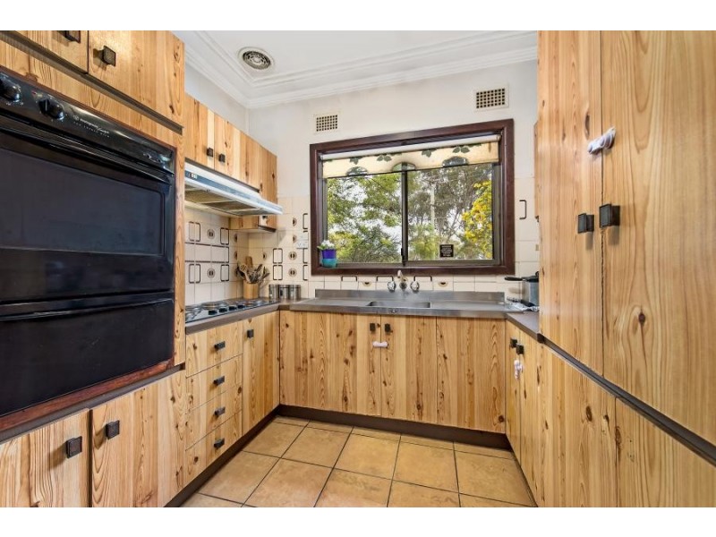 42 Waratah Cr, Macquarie Fields NSW 2564