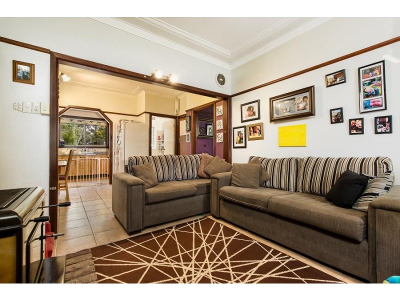 42 Waratah Cr, Macquarie Fields NSW 2564