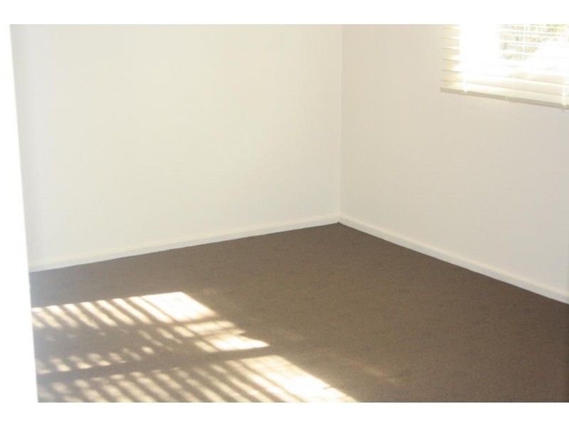 24 Waratah Cr, Macquarie Fields NSW 2564