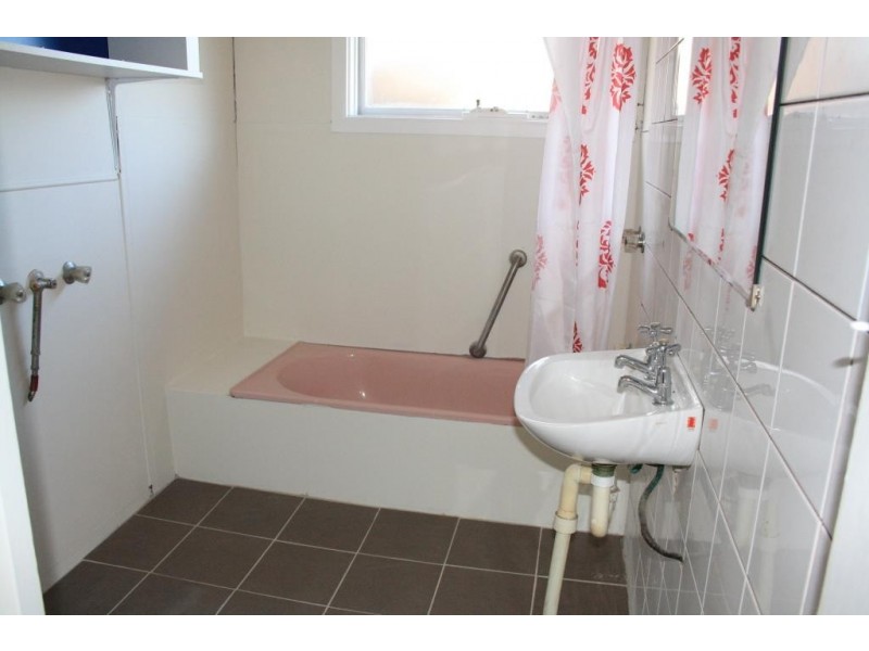 24 Waratah Cr, Macquarie Fields NSW 2564