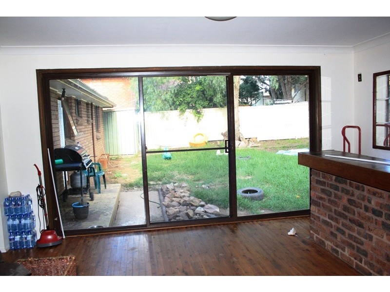 4 Barnes St, Minto NSW 2566