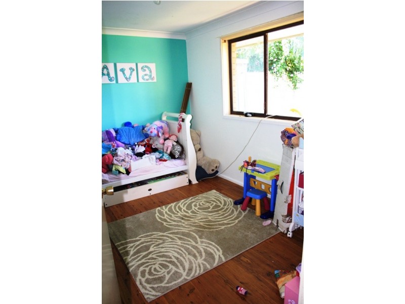 4 Barnes St, Minto NSW 2566