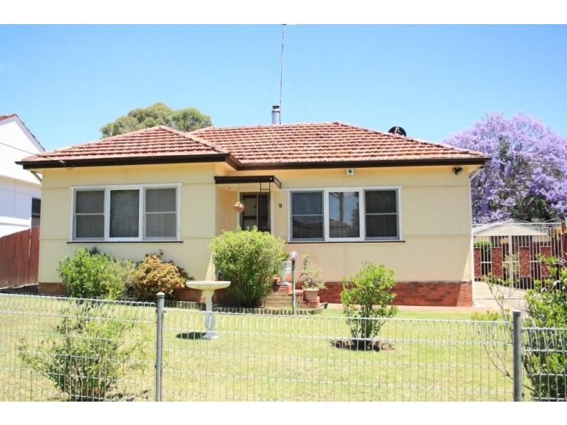 9 Tyler St, Campbelltown NSW 2560