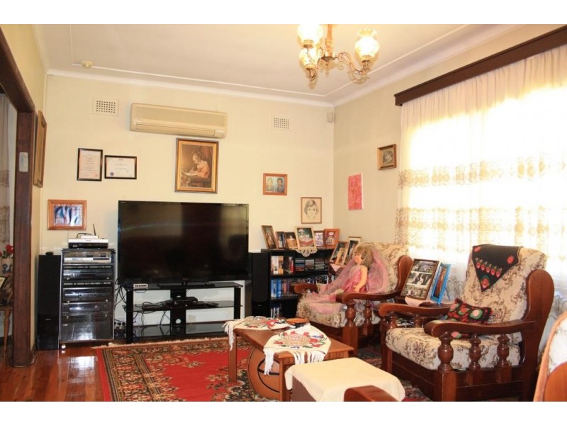 9 Tyler St, Campbelltown NSW 2560
