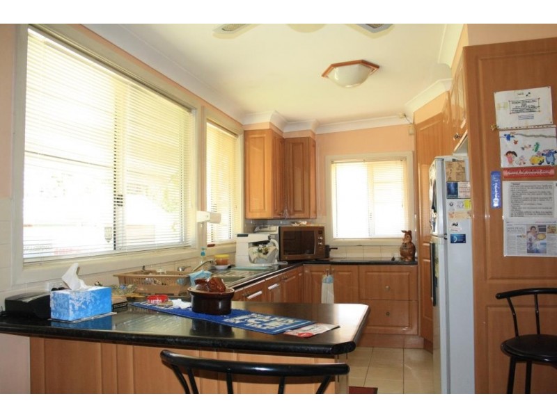 9 Tyler St, Campbelltown NSW 2560