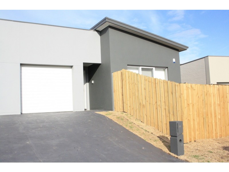 14 Isabelle Circuit, Glenfield NSW 2167