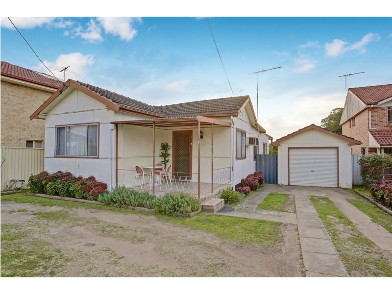8 Fields Road, Macquarie Fields NSW 2564