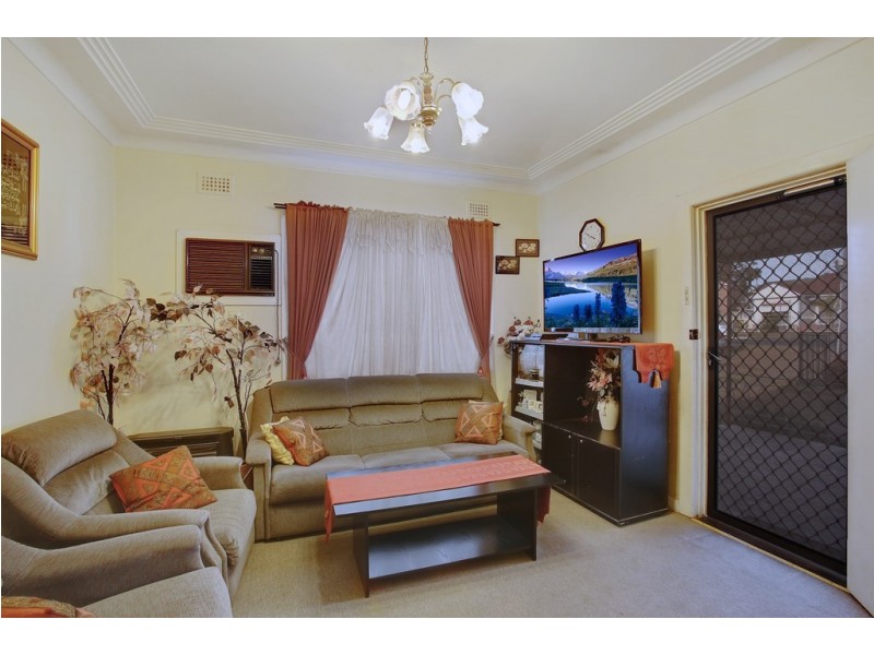 8 Fields Road, Macquarie Fields NSW 2564