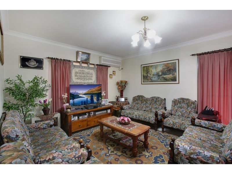 8 Fields Road, Macquarie Fields NSW 2564