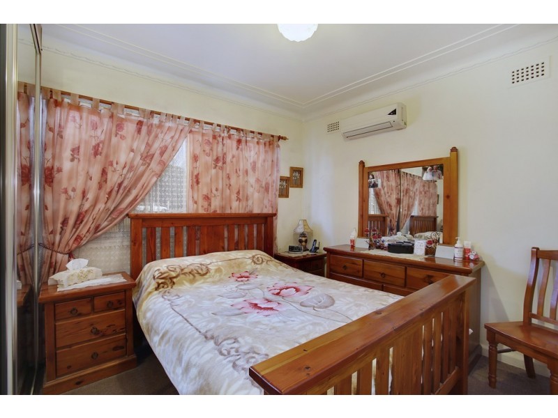 8 Fields Road, Macquarie Fields NSW 2564