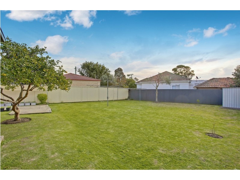 8 Fields Road, Macquarie Fields NSW 2564