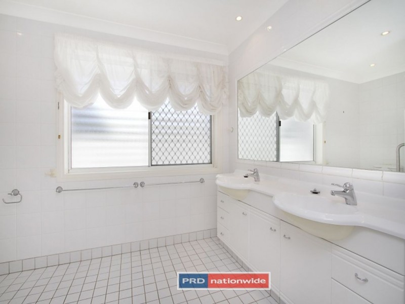 225 Markeri Street, Mermaid Waters QLD 4218