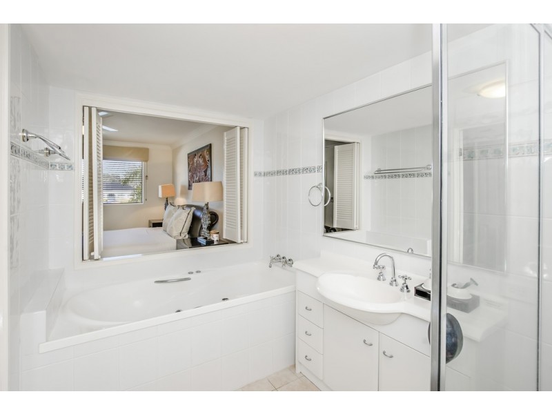 33/82-86 Limetree Parade, Runaway Bay QLD 4216