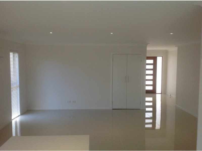 16 Vatakoula Parade, Mermaid Waters QLD 4218