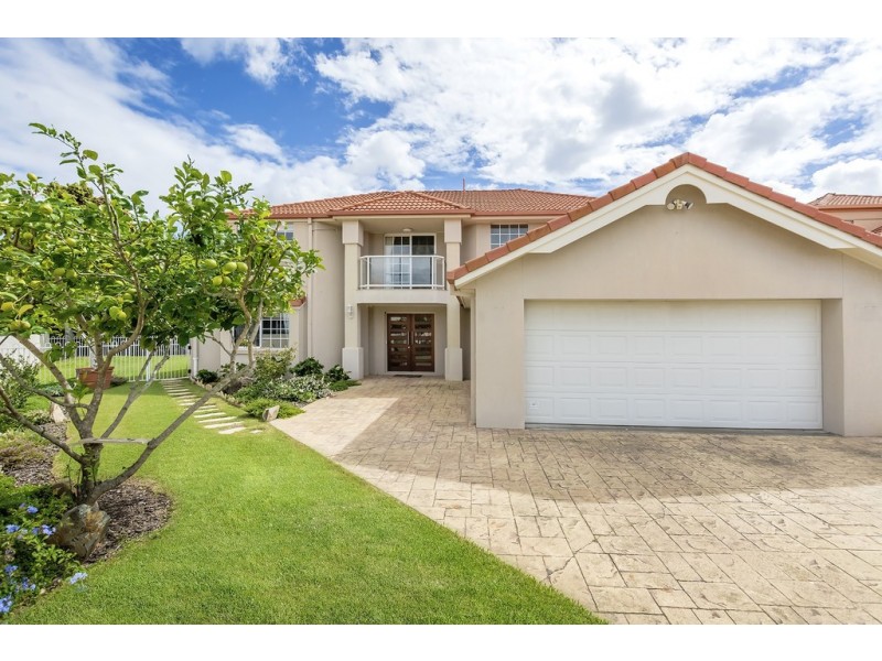 4 Meadowlake Drive, Carrara QLD 4211