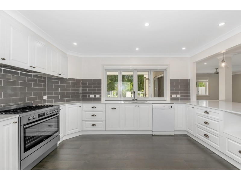 4 Meadowlake Drive, Carrara QLD 4211