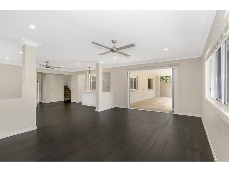 4 Meadowlake Drive, Carrara QLD 4211