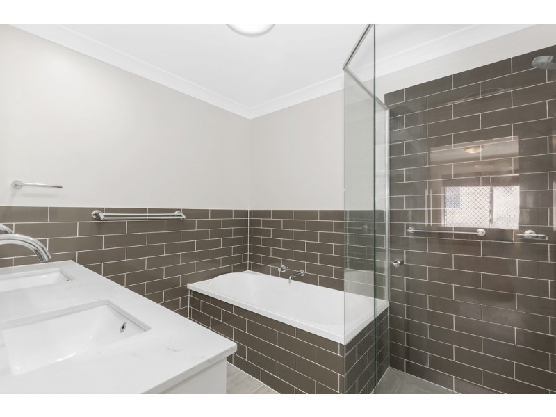 4 Meadowlake Drive, Carrara QLD 4211