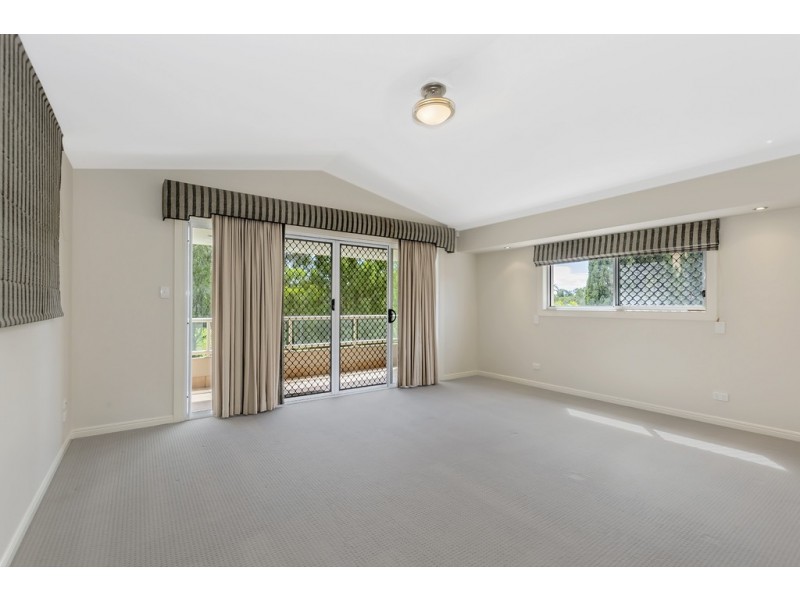 4 Meadowlake Drive, Carrara QLD 4211