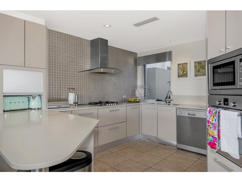 3003 The Boulevard, Carrara QLD 4211
