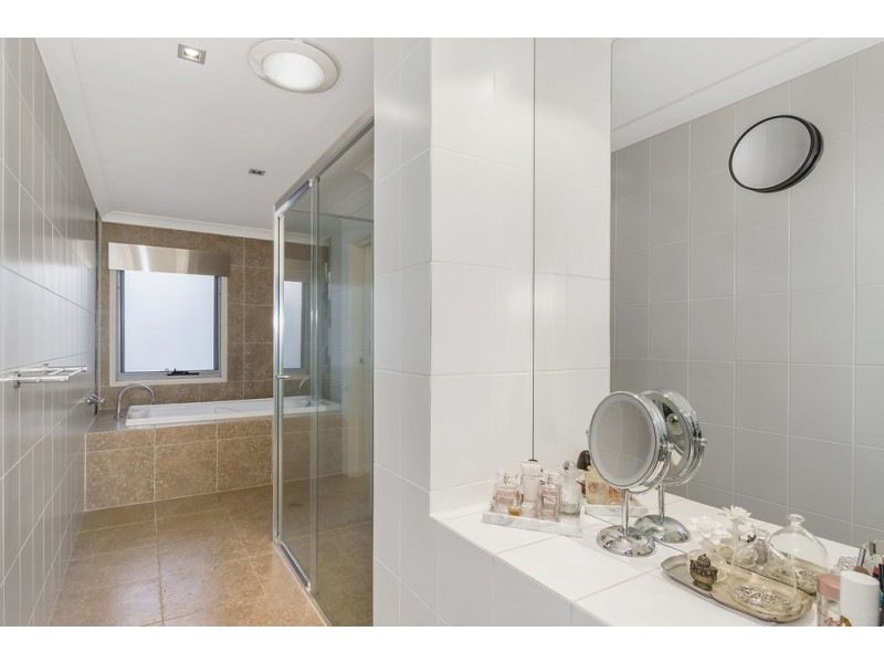 3003 The Boulevard, Carrara QLD 4211