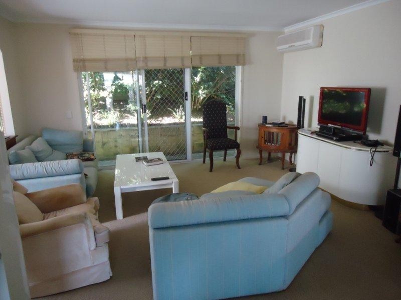 8 Bellbrook Close, Robina QLD 4226