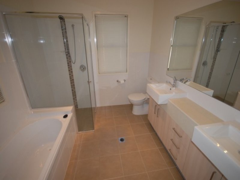15 Zane Street, Molendinar QLD 4214