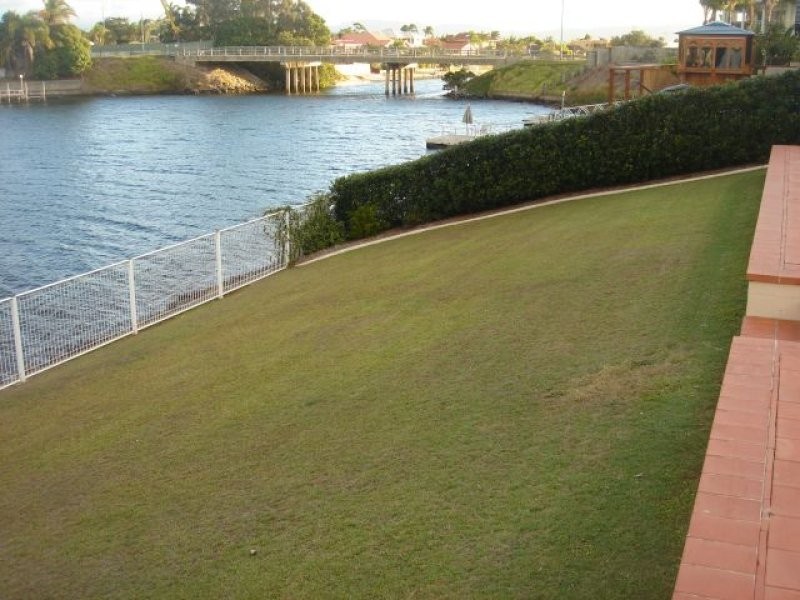 7 Volante Cres, Mermaid Waters QLD 4218