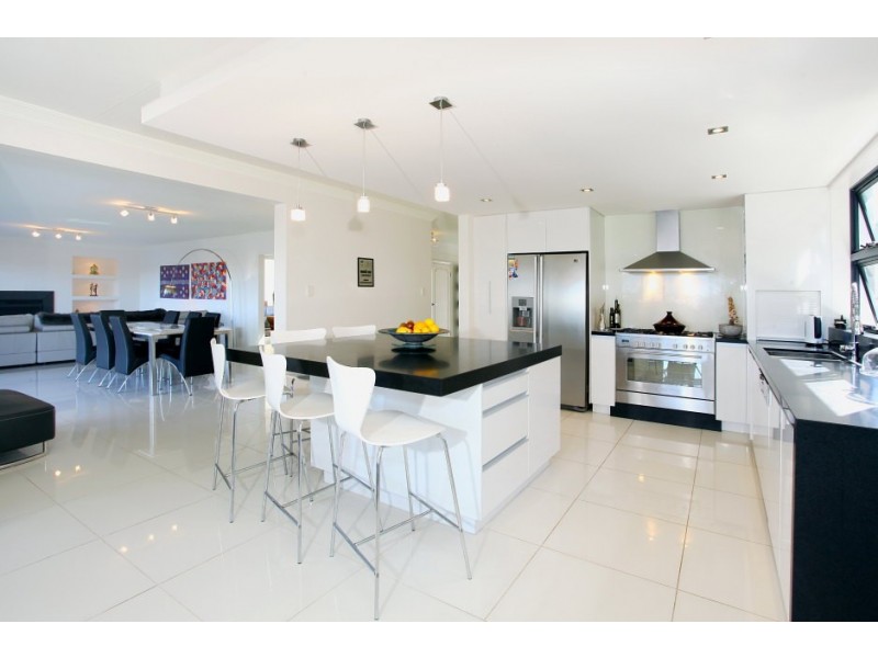 37 Volante Crescent, Mermaid Waters QLD 4218