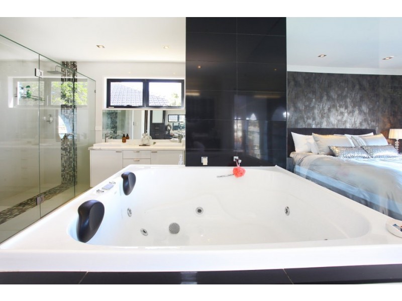 37 Volante Crescent, Mermaid Waters QLD 4218