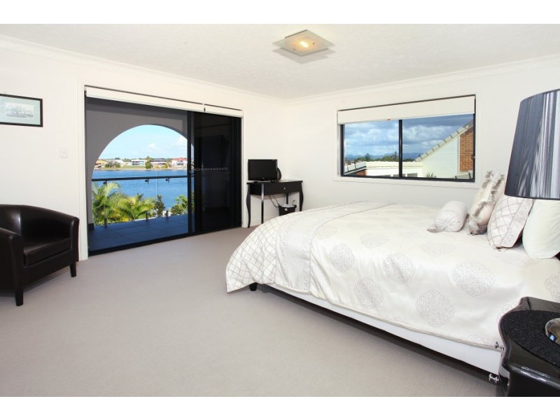 37 Volante Crescent, Mermaid Waters QLD 4218