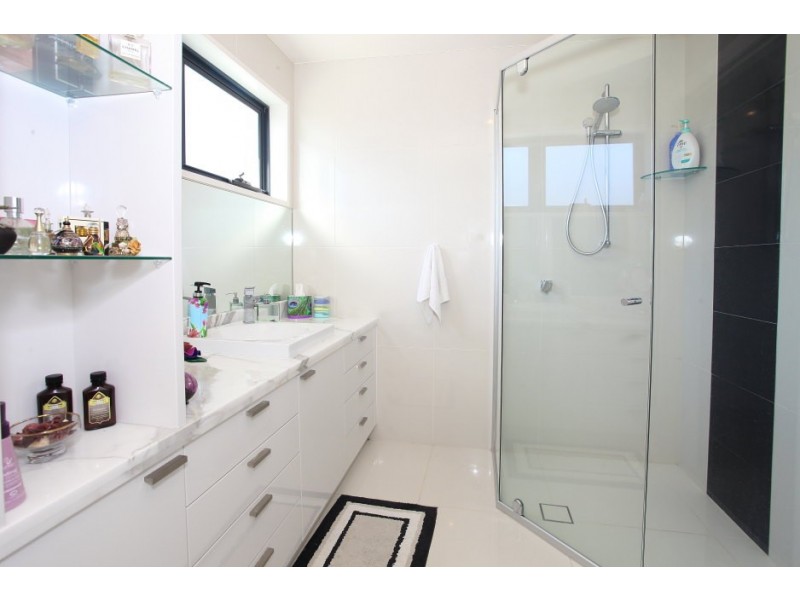 37 Volante Crescent, Mermaid Waters QLD 4218