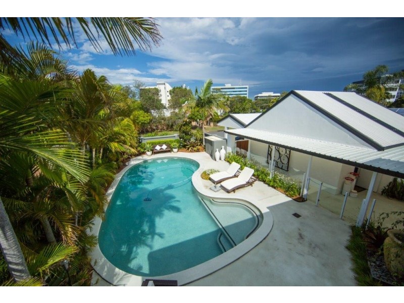 6 Mercedes Place, Bundall QLD 4217