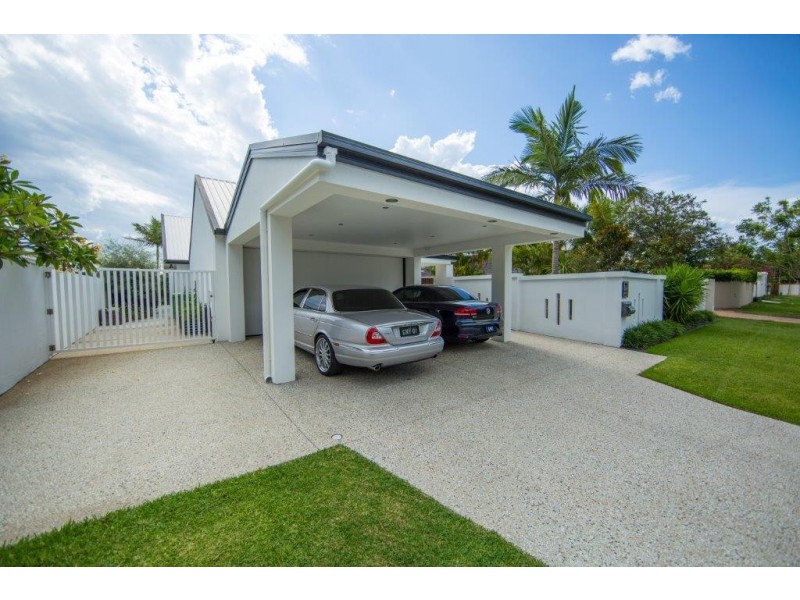 6 Mercedes Place, Bundall QLD 4217
